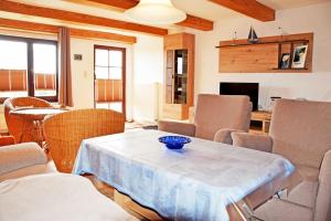 Ferienhaus mit Reetdach und Seebli