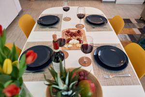 Fineloft Sea View Apartment-Spa n Pools beach resort