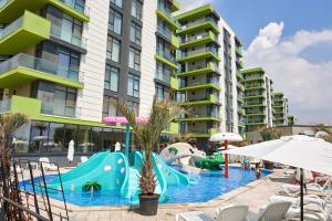 Fineloft Sea View Apartment-Spa n Pools beach resort