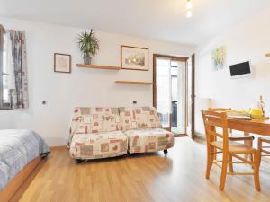 Studio Apt 14 by Interhome