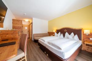 Comfort Double Room with Balcony room in Hotel Trattlerhof