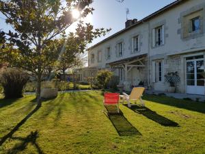 B&B / Chambres d'hotes Domaine de Pelouaille - chambre d'hotes : Chambre Quadruple - Vue sur Jardin