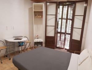 Family Room with Private Bathroom and Balcony room in Barcelona Rooms 294