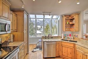 Luxury Retreat with Sauna 6 Mi to Ski Resort!