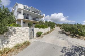 Apartments Mil - 80m from the sea