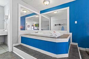 King Room - Non-Smoking room in Econo Lodge Inn & Suites I-64 & US 13
