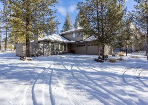 Three-Bedroom House room in Yellow Pine 17