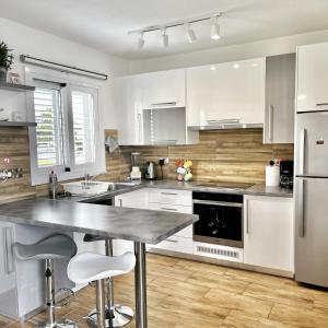 Coral Bay Modern Renovated apartment by the Sea