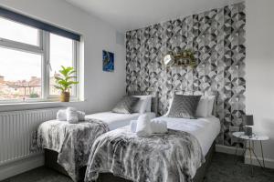 Three-Bedroom Apartment room in Bright Fieldhouse Contractor and Family House inc Free Parking by ComfyWorkers