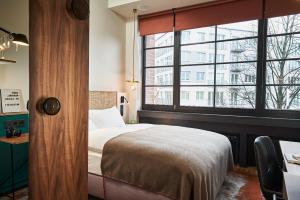 Cozyhood+ room in hood house