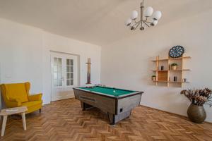Super Central Billiard and Darts Big Apartment