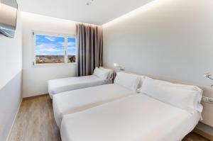 Triple Room room in B&B Hotel Barcelona Viladecans