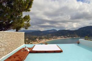 Zeus Throne Suites