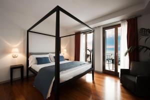 Deluxe Triple Room with Lake View room in Hotel Del Porto
