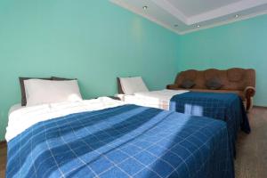 Two-Bedroom Apartment room in Омск 70 лет Октября 20
