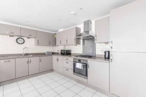 2 BED & 2 BATH COSY APARTMENT SLOUGH- FREE PARKING - By Tempstay