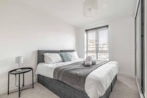 2 BED & 2 BATH COSY APARTMENT SLOUGH- FREE PARKING - By Tempstay
