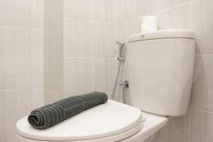 Zest Studio Semi Apartment at The Lodge Paskal near BINUS University By Travelio