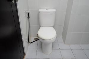 Stylish and Comfy Studio at Casa De Parco Apartment By Travelio