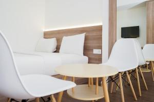 Stylish and Comfy Studio at Casa De Parco Apartment By Travelio