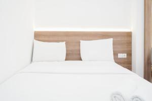 Stylish and Comfy Studio at Casa De Parco Apartment By Travelio
