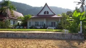 Peony Villa, 3 Bedroom Beachfront Pool Villa - Ban Dan Kao