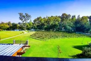 Exquisite Pont de Val Riverside Escape Apartment - Lochvaal