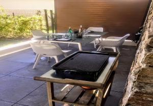 Moderne T2 avec garage ,très calme avec jardin privé et piscine, à 400m du centre ville et des plages, WIFI remise supplémentaire de 10 pourcent pour une location à la semaine