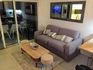 Moderne T2 avec garage ,très calme avec jardin privé et piscine, à 400m du centre ville et des plages, WIFI remise supplémentaire de 10 pourcent pour une location à la semaine