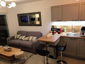 Moderne T2 avec garage ,très calme avec jardin privé et piscine, à 400m du centre ville et des plages, WIFI remise supplémentaire de 10 pourcent pour une location à la semaine