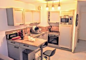 Moderne T2 avec garage ,très calme avec jardin privé et piscine, à 400m du centre ville et des plages, WIFI remise supplémentaire de 10 pourcent pour une location à la semaine