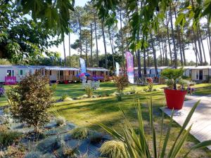 Maisons de vacances Bungalow de 3 chambres avec piscine partagee jardin amenage et wifi a Saint Julien en Born a 4 km de la plage : photos des chambres