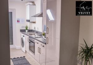 1 Bed House at Velvet Serviced Accommodation Swansea with Free Parking & WiFi - SA1