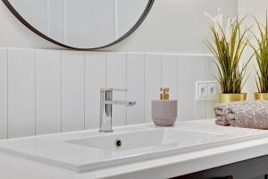 Capri - Cozy & Comfortable near Sopot Beach by Lion Apartments