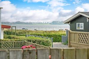 Skøn feriebolig med havudsigt i naturskønt område