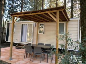 Campings La Vallee De Taradeau : photos des chambres