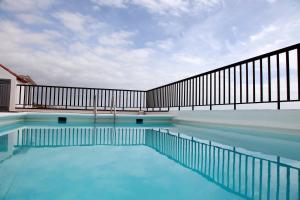 Los Angeles 3 Bed Apartment with Pool