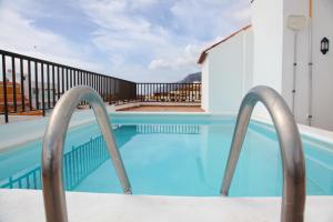 Los Angeles 3 Bed Apartment with Pool