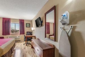 Queen Room with Two Queen Beds - Non-Smoking room in Econo Lodge Shelbyville