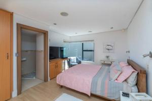 Villa Paradis - ocean front with views to behold!