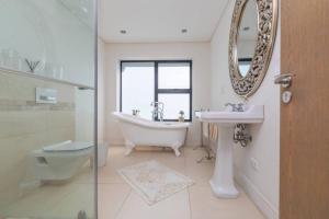 Villa Paradis - ocean front with views to behold!