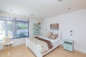 Villa Paradis - ocean front with views to behold!