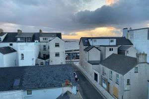 Sleeps 6 Centre of Portrush, Main street, Coastal Links