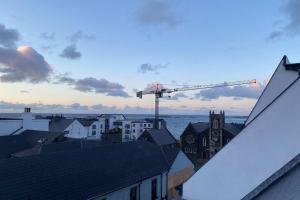 Sleeps 6 Centre of Portrush, Main street, Coastal Links Apartment 12