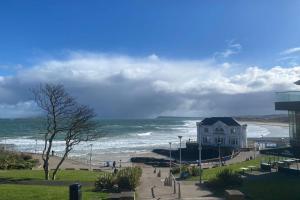 Sleeps 6 Centre of Portrush, Main street, Coastal Links Apartment 12
