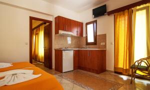 Room in Apartment - Beautifully furnished studio for 2 people and an ideal garden Lesvos Greece