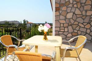 Room in Apartment - Beautifully furnished studio for 2 people and an ideal garden Lesvos Greece