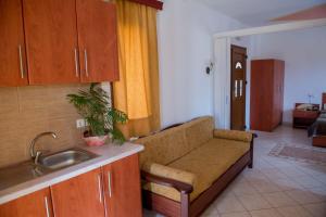 Room in Apartment - Beautifully furnished studio for 2 people and an ideal garden Lesvos Greece