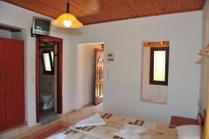 Room in Apartment - Spacious and nicely furnished studio for 3 people Lesvos Greece