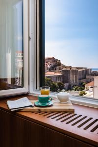 Deluxe Studio Socialist Chic Flavor